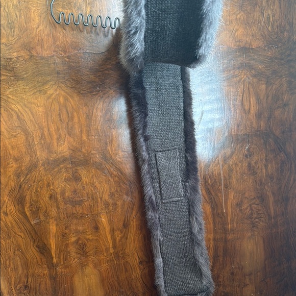 Luxurious Black Fur Scarf - Picture 3 of 5